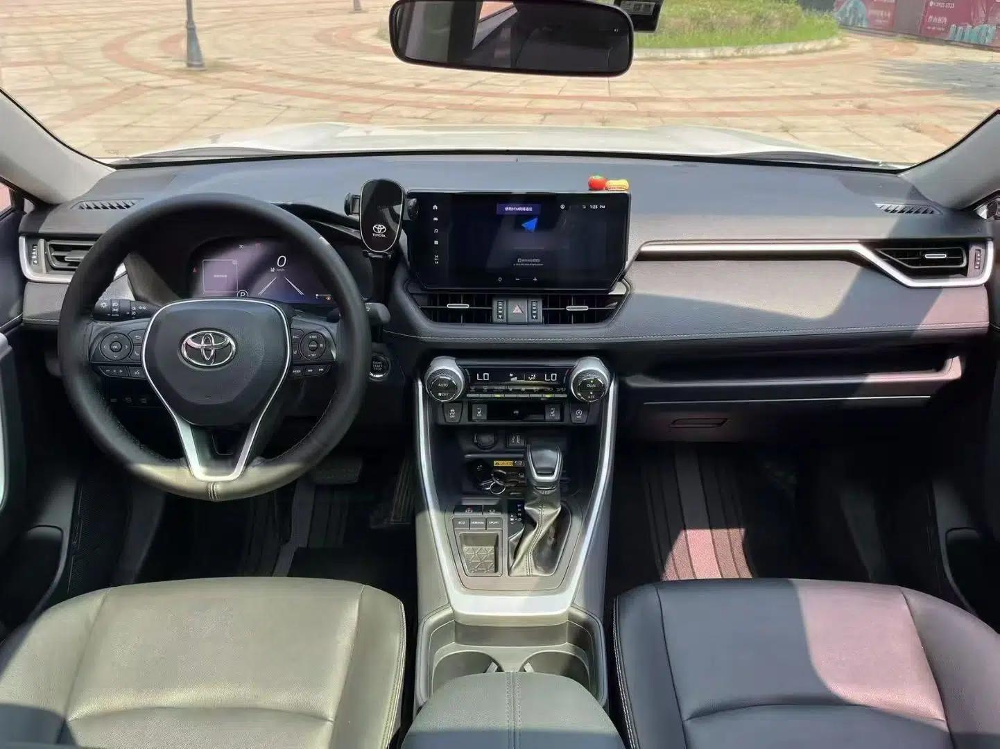 Toyota RAV4 2023 2.0L CVT Two-Wheel Drive 20th Anniversary Platinum Edition — миниатюра 13