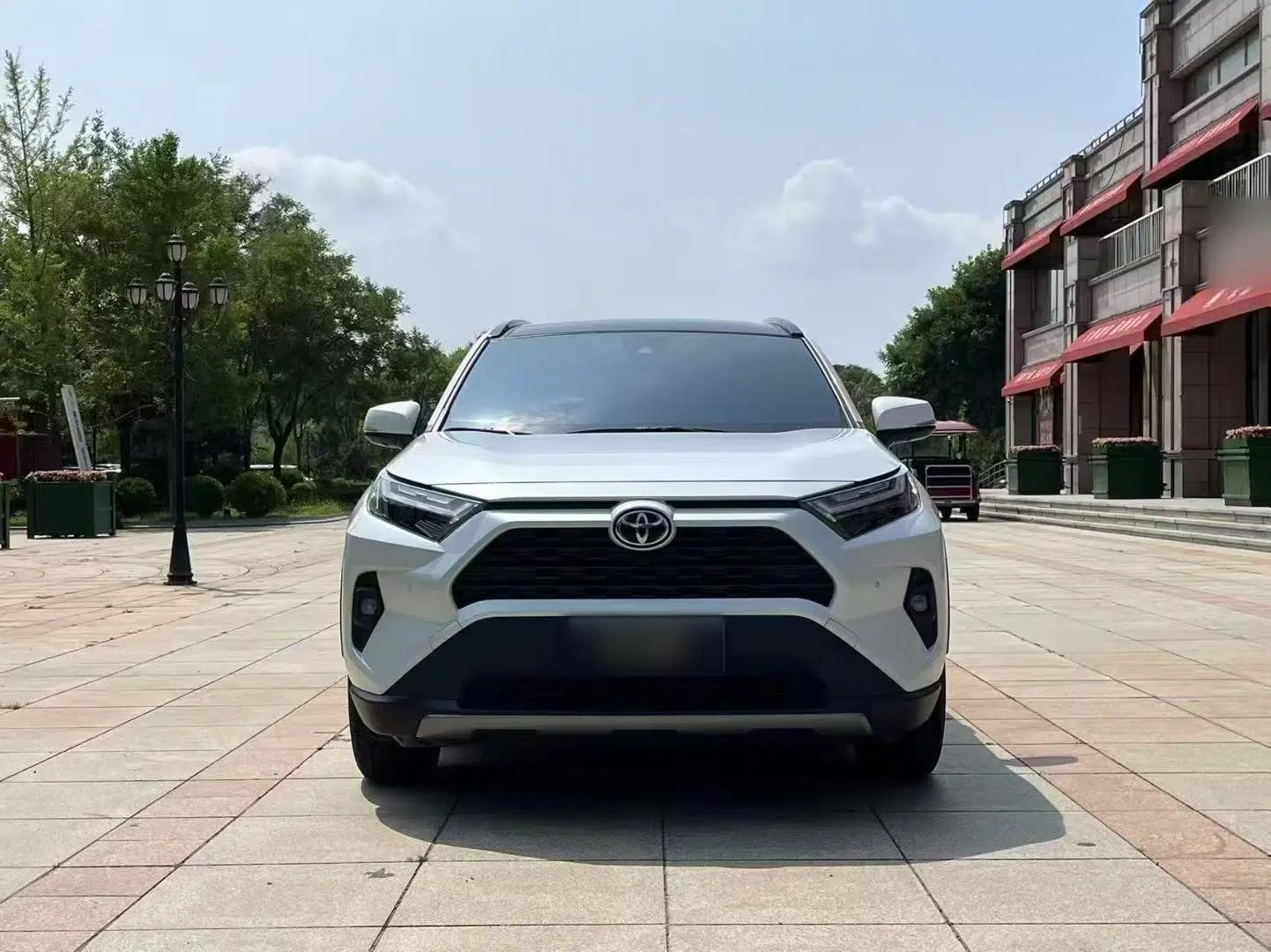 Toyota RAV4 2023 2.0L CVT Two-Wheel Drive 20th Anniversary Platinum Edition — миниатюра 3
