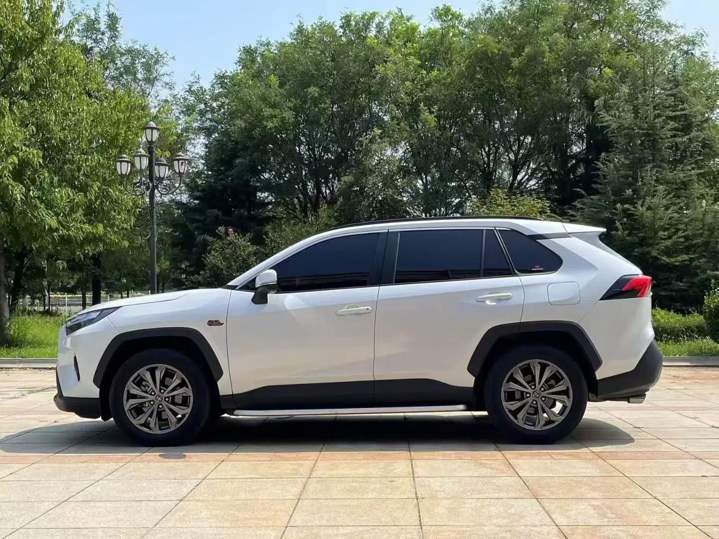 Toyota RAV4 2023 2.0L CVT Two-Wheel Drive 20th Anniversary Platinum Edition — миниатюра 4