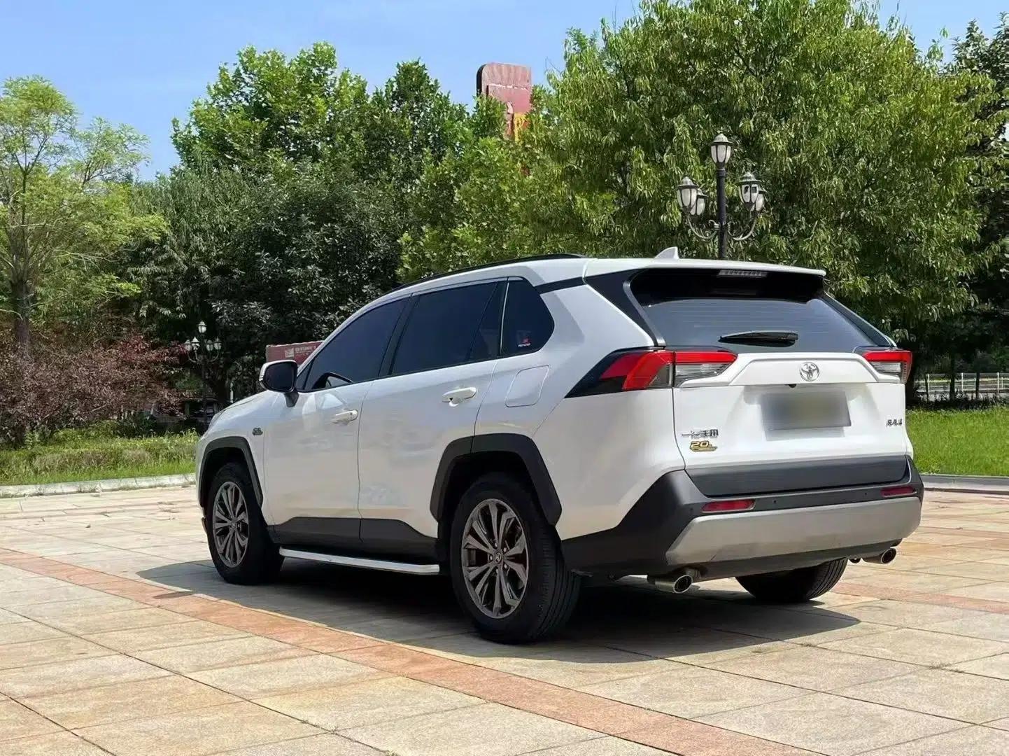 Toyota RAV4 2023 2.0L CVT Two-Wheel Drive 20th Anniversary Platinum Edition — миниатюра 5