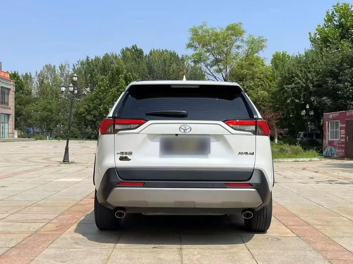 Toyota RAV4 2023 2.0L CVT Two-Wheel Drive 20th Anniversary Platinum Edition — миниатюра 6