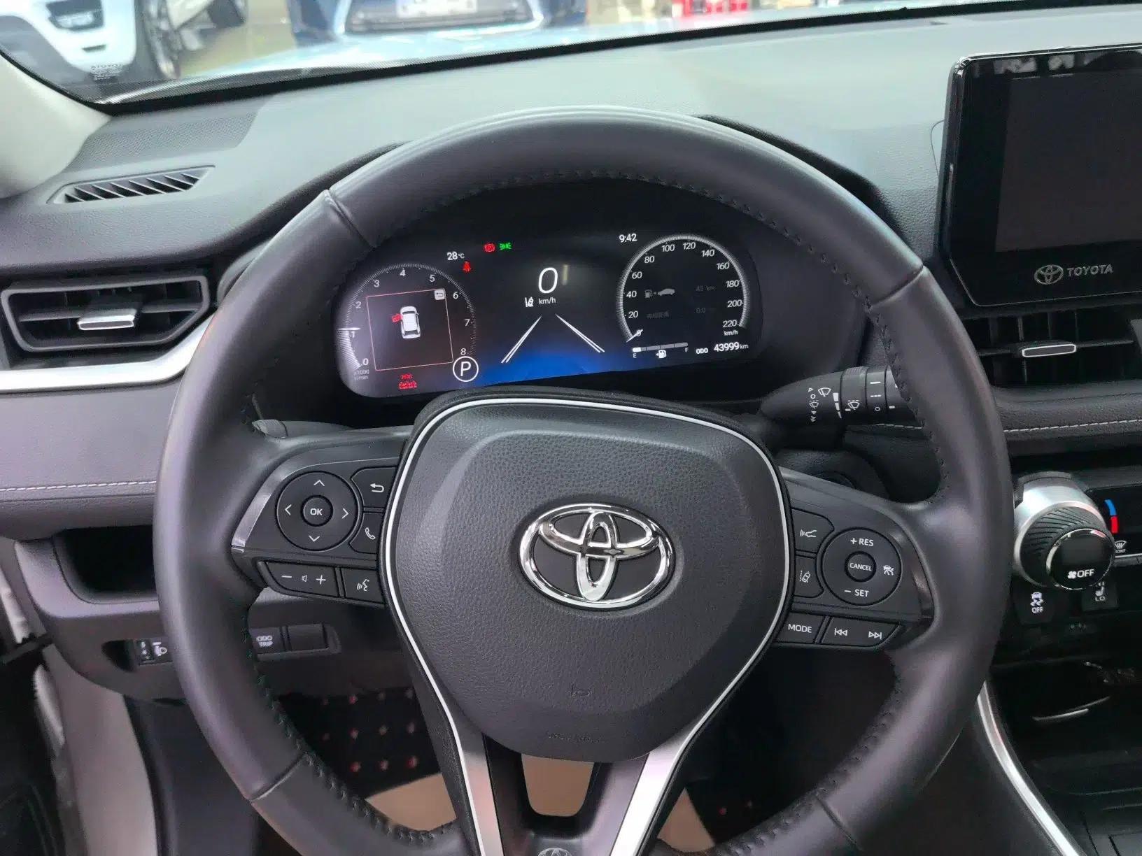 Toyota RAV4 2023 2.0L CVT Two-Wheel Drive 20th Anniversary Platinum Edition — миниатюра 8