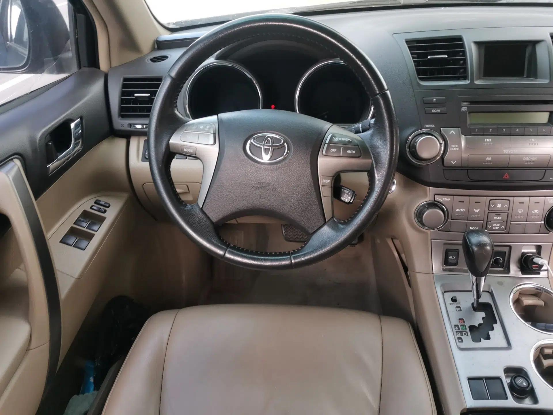 Toyota Highlander 2011 2.7L Two-Wheel Drive 7-Seater Luxury Edition — миниатюра 10