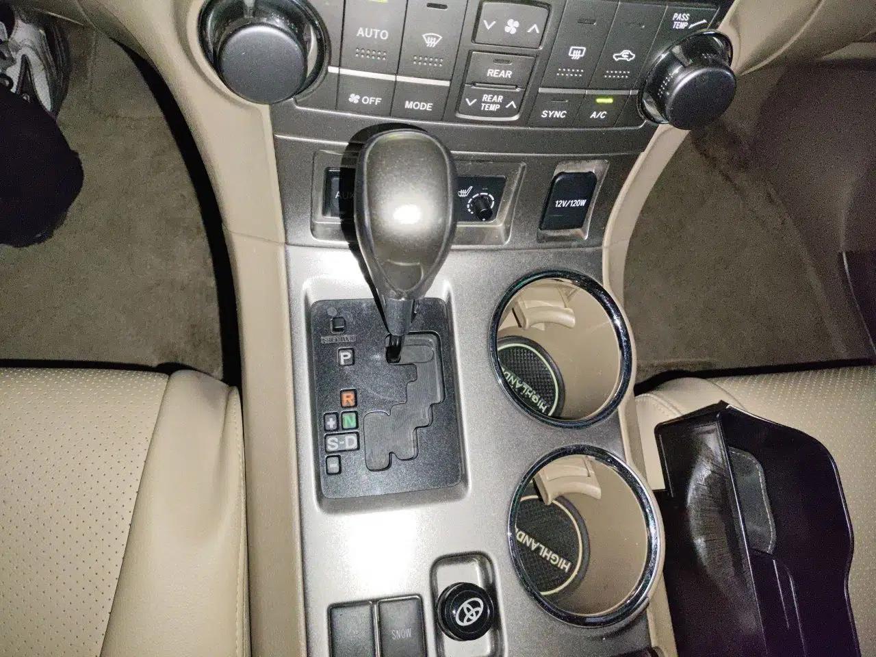 Toyota Highlander 2012 2.7L Two-Wheel Drive 7-Seater Luxury Edition — миниатюра 14