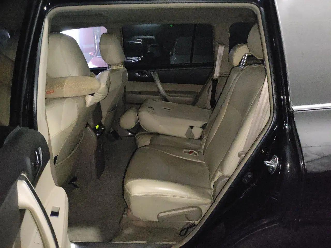 Toyota Highlander 2012 2.7L Two-Wheel Drive 7-Seater Luxury Edition — миниатюра 17