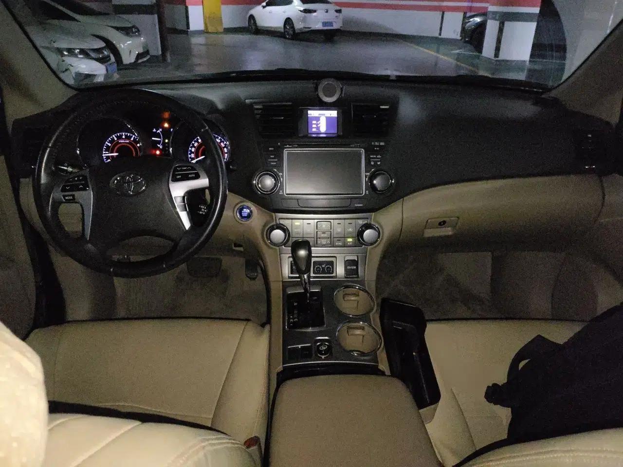 Toyota Highlander 2012 2.7L Two-Wheel Drive 7-Seater Luxury Edition — миниатюра 9
