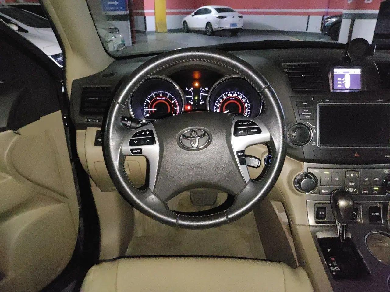 Toyota Highlander 2012 2.7L Two-Wheel Drive 7-Seater Luxury Edition — миниатюра 10