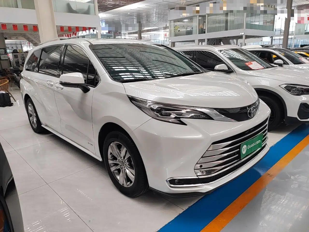 Toyota SIENNA 2024 2.5L Hybrid Comfort Edition — миниатюра 3