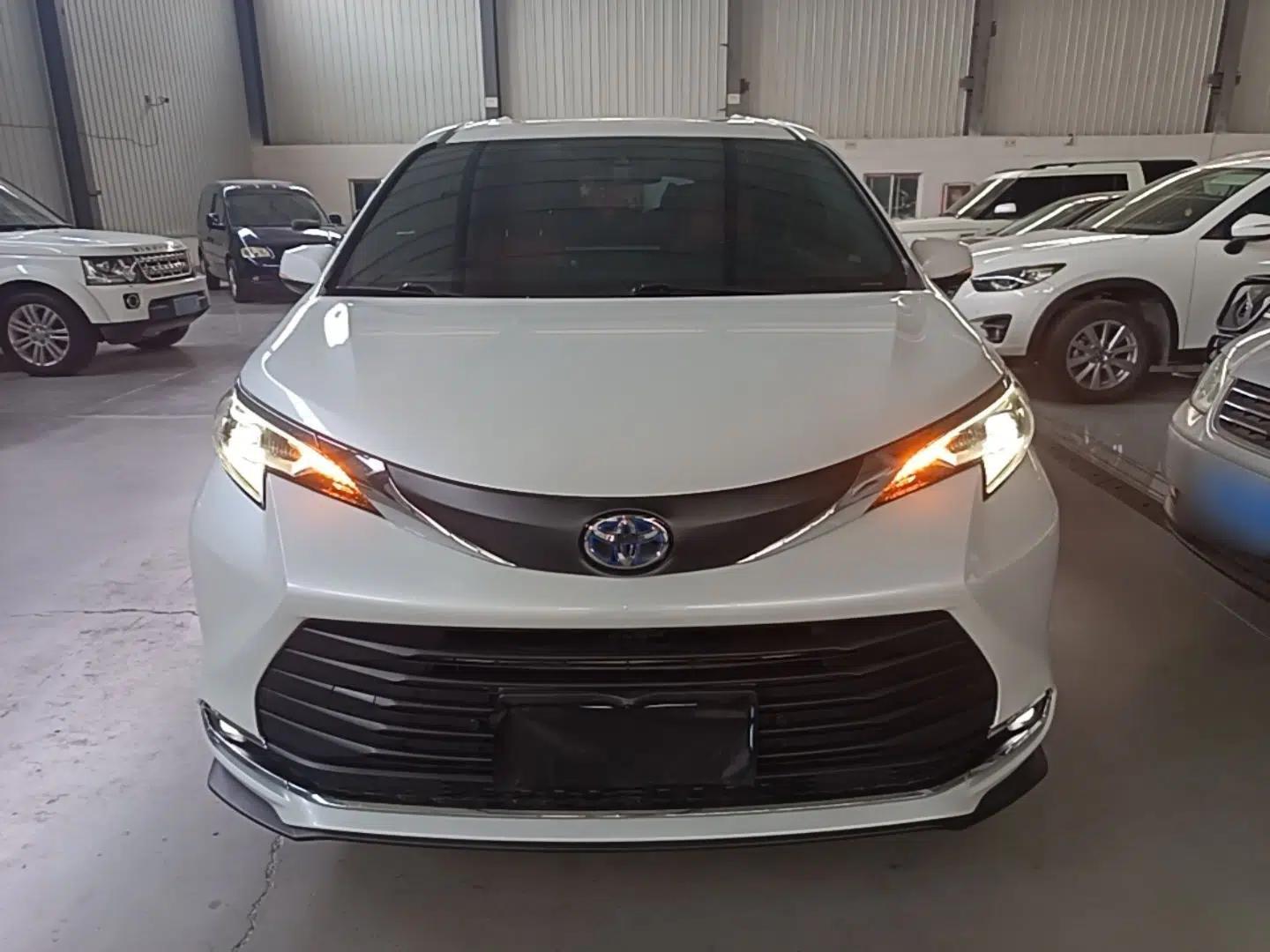 Toyota SIENNA 2021 2.5L Hybrid Comfort Edition — миниатюра 2
