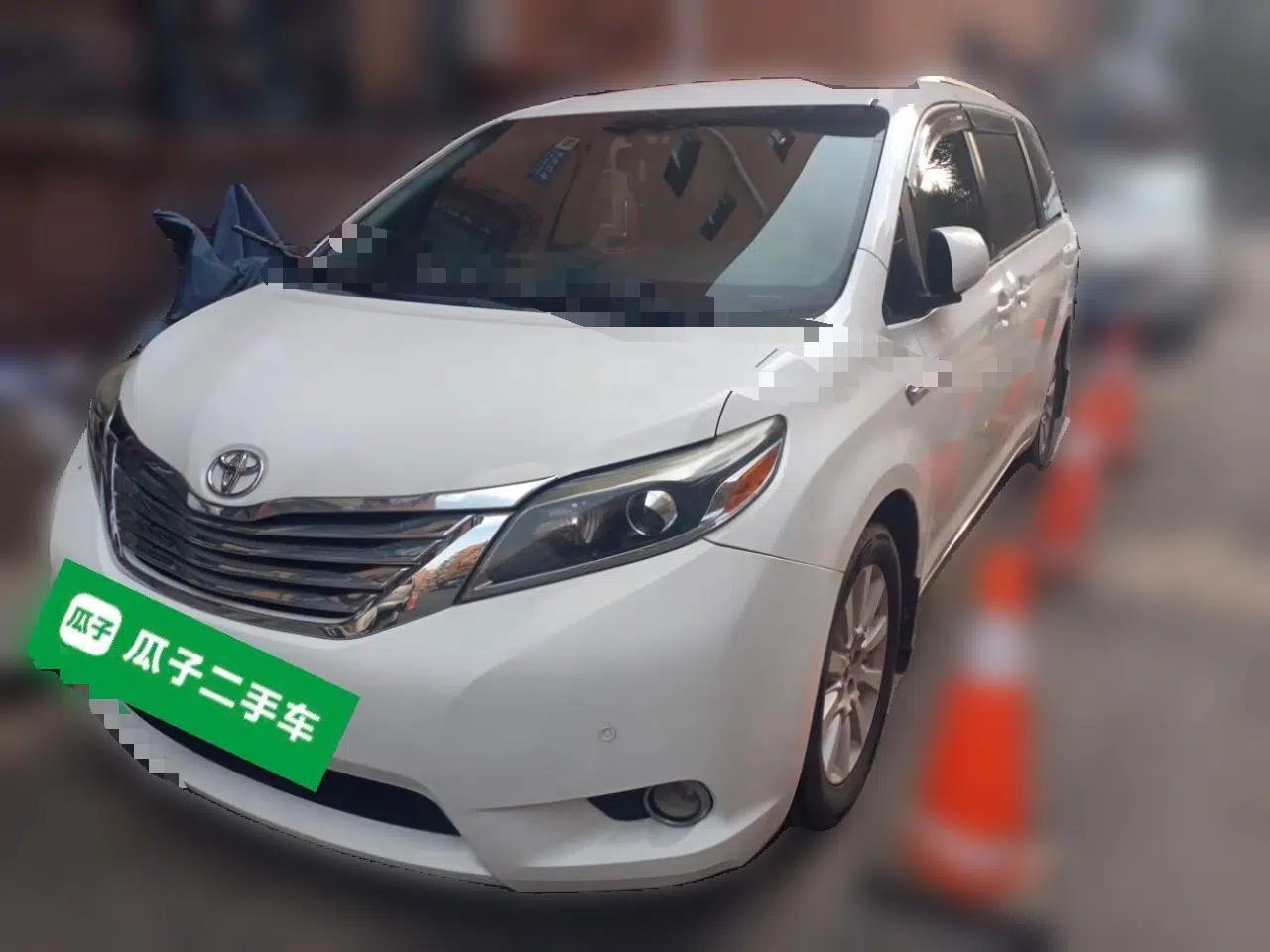 Toyota SIENNA 2015 3.5L Four-Wheel Drive L — миниатюра 1