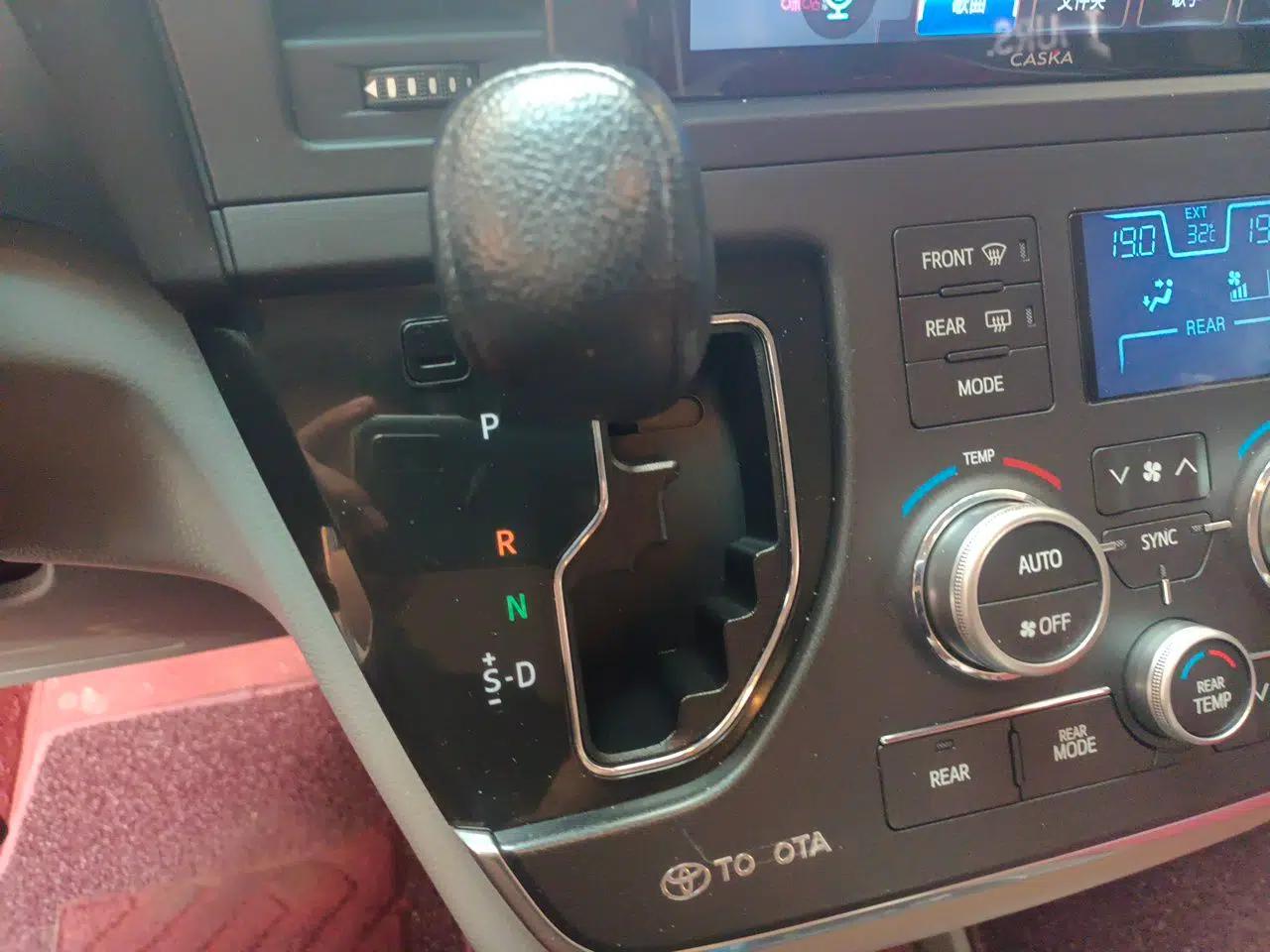 Toyota SIENNA 2015 3.5L Four-Wheel Drive L — миниатюра 14