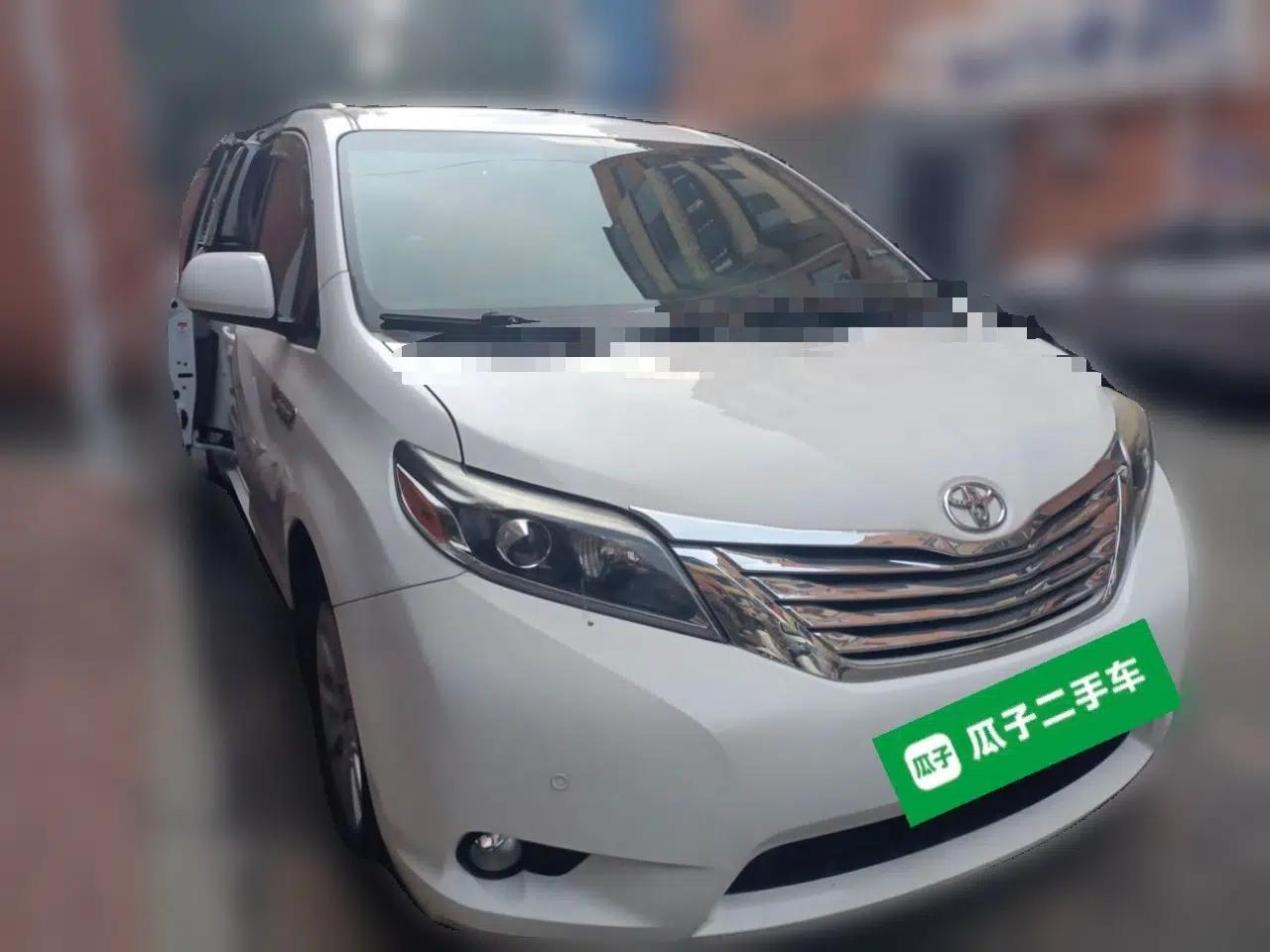 Toyota SIENNA 2015 3.5L Four-Wheel Drive L — миниатюра 3