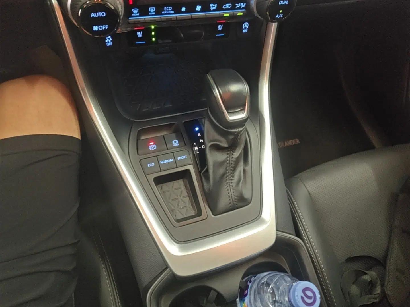 Toyota Wildlander 2022 2.0L CVT Two-Wheel Drive Prestige Edition — миниатюра 16