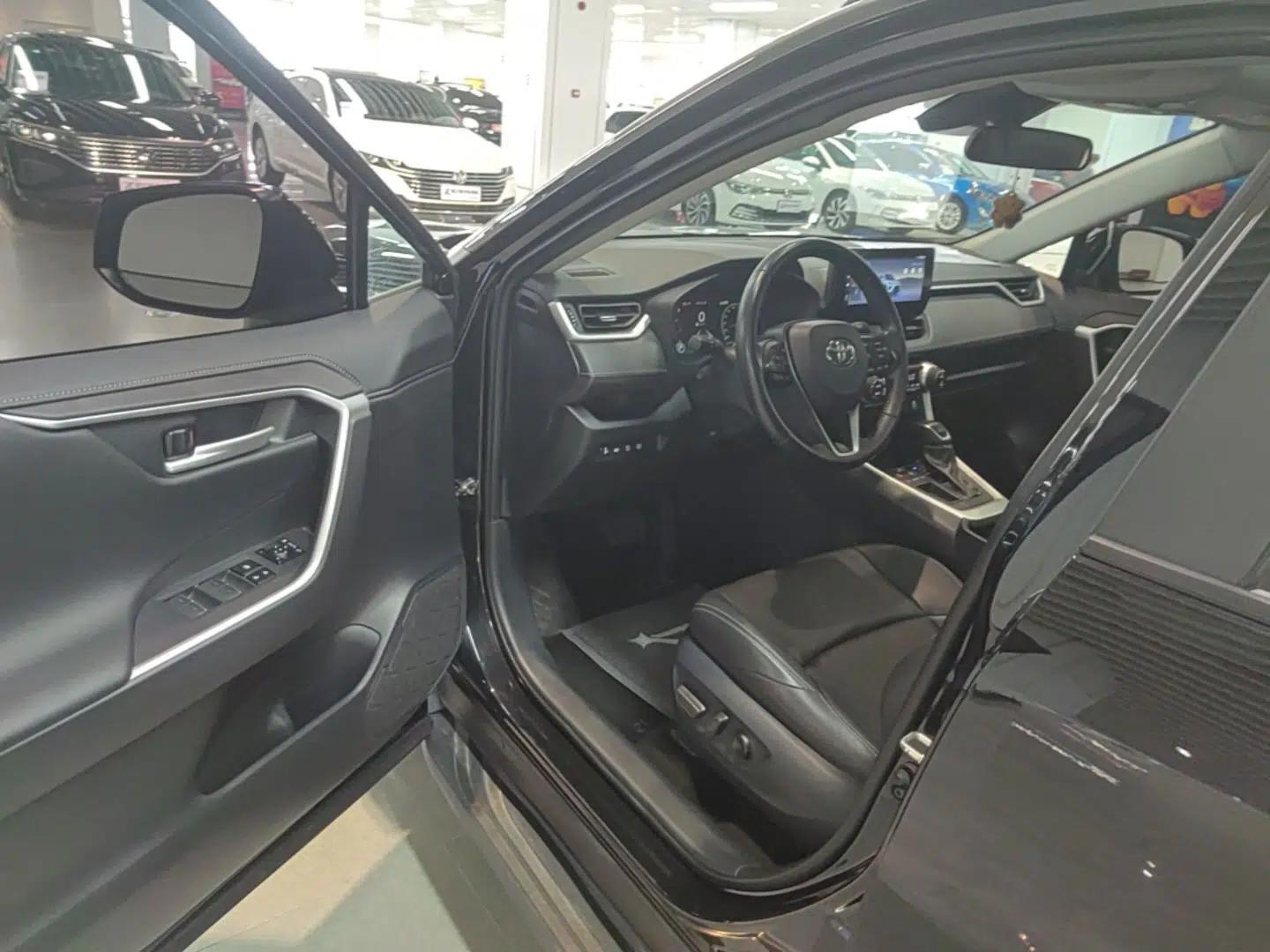 Toyota Wildlander 2023 2.0L CVT Two-Wheel Drive Luxury PLUS Edition — миниатюра 18