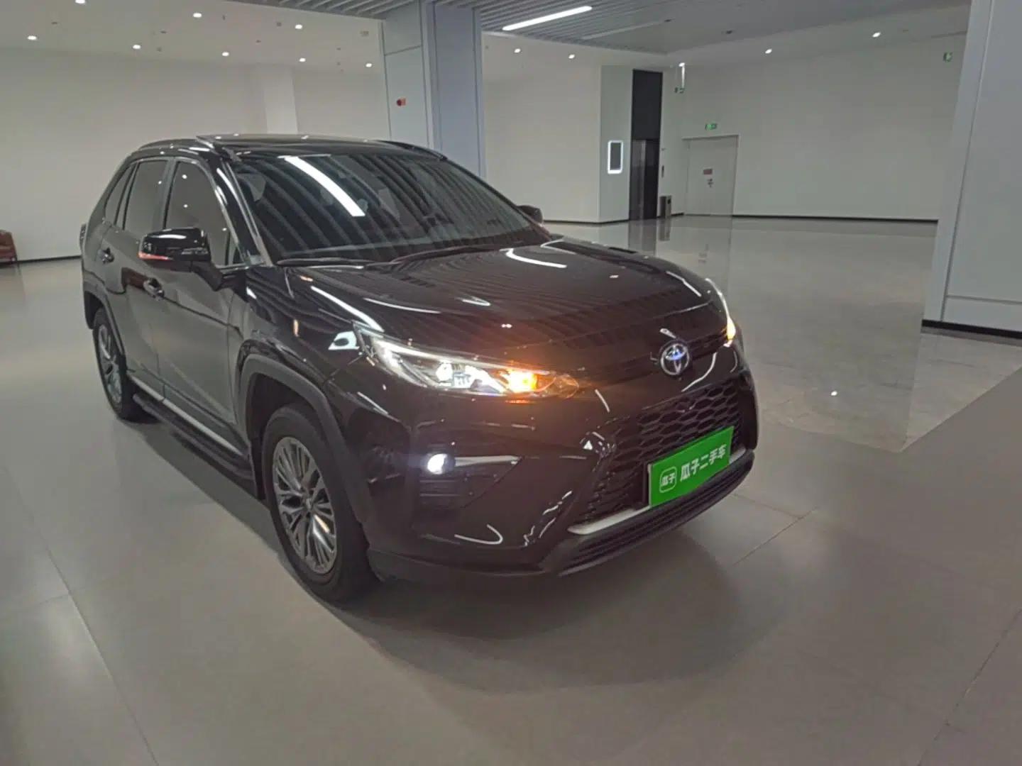 Toyota Wildlander 2023 2.0L CVT Two-Wheel Drive Luxury PLUS Edition — миниатюра 3
