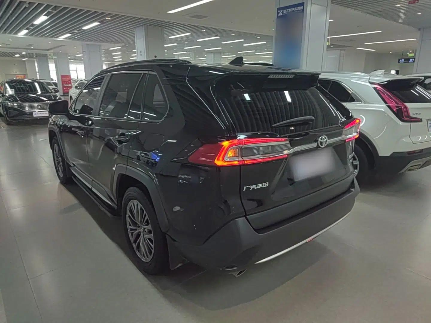 Toyota Wildlander 2023 2.0L CVT Two-Wheel Drive Luxury PLUS Edition — миниатюра 4