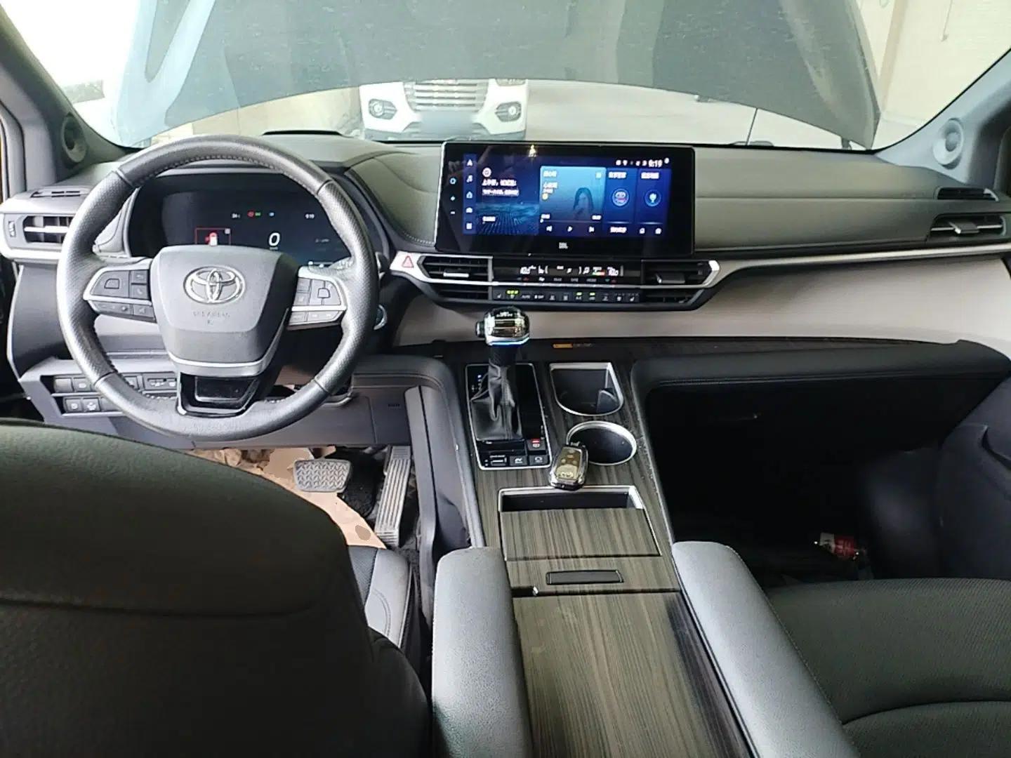 Toyota Granvia 2022 2.5L Hybrid Flagship Edition — миниатюра 12