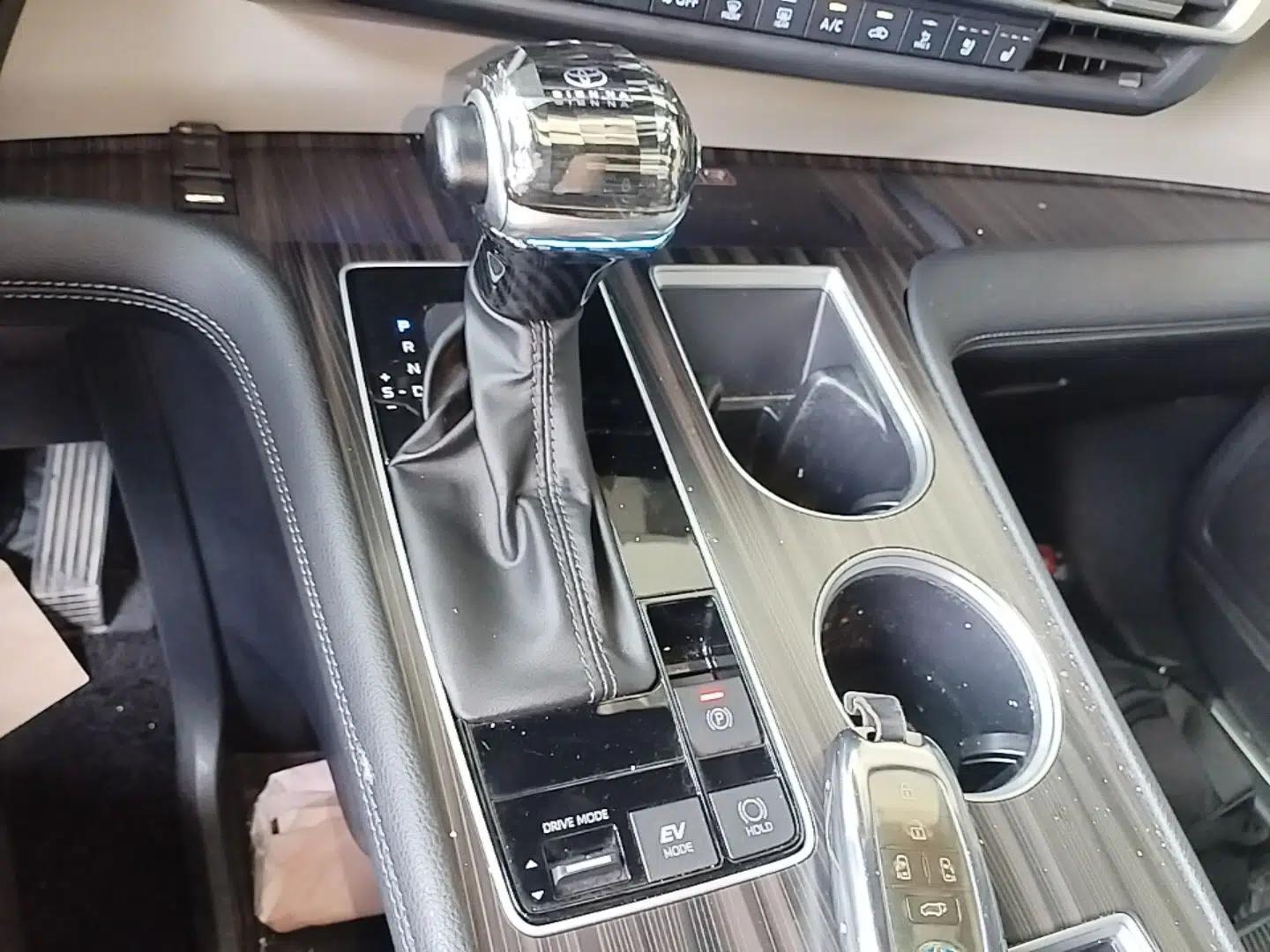Toyota Granvia 2022 2.5L Hybrid Flagship Edition — миниатюра 16