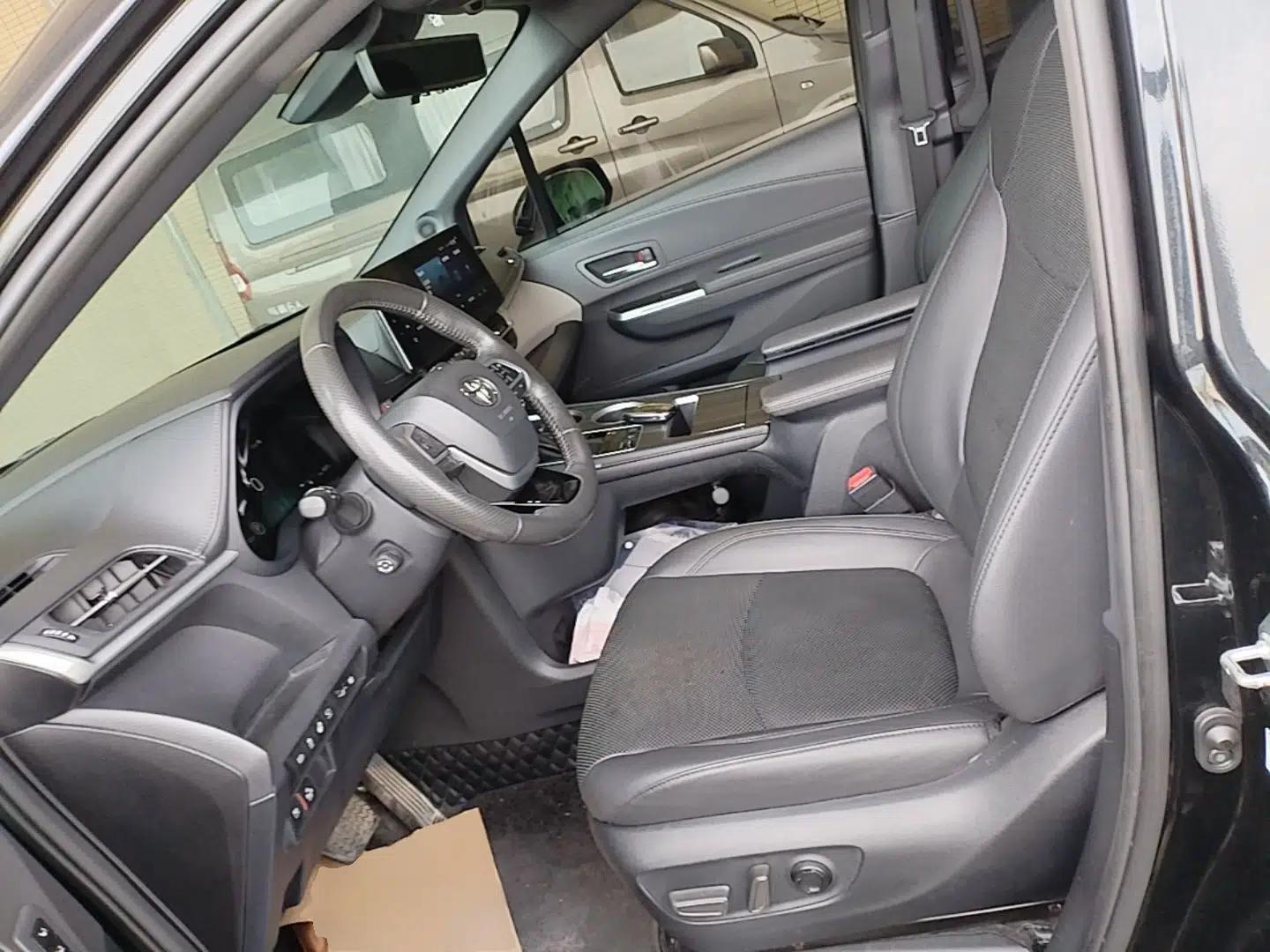 Toyota Granvia 2022 2.5L Hybrid Flagship Edition — миниатюра 17