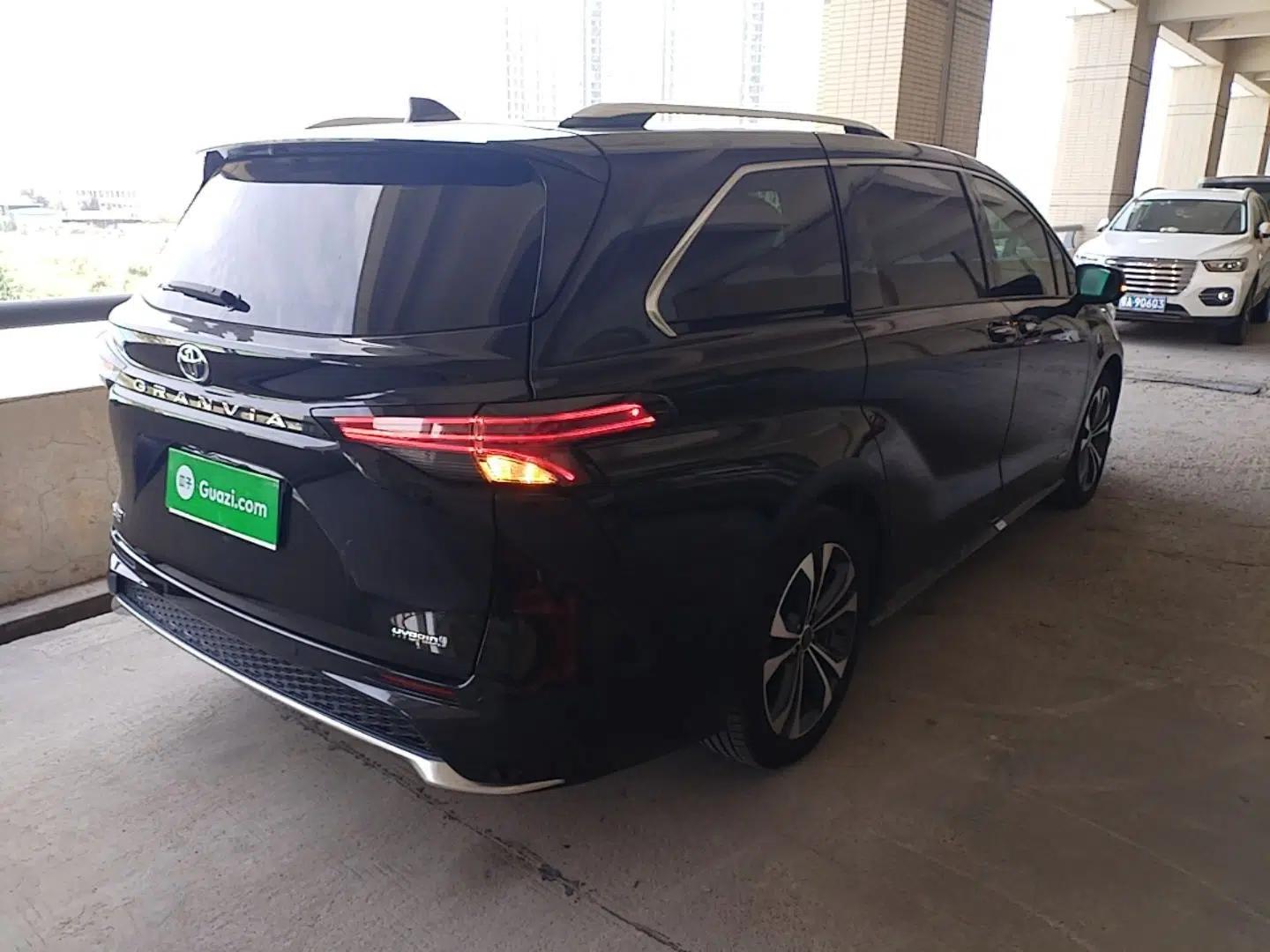 Toyota Granvia 2022 2.5L Hybrid Flagship Edition — миниатюра 6