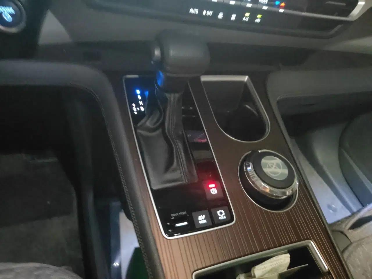 Toyota Granvia 2024 2.5L Hybrid Comfort Edition — миниатюра 14
