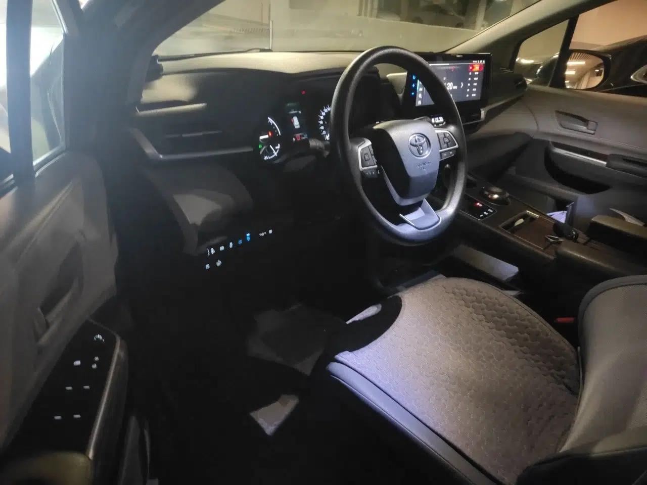 Toyota Granvia 2024 2.5L Hybrid Comfort Edition — миниатюра 16