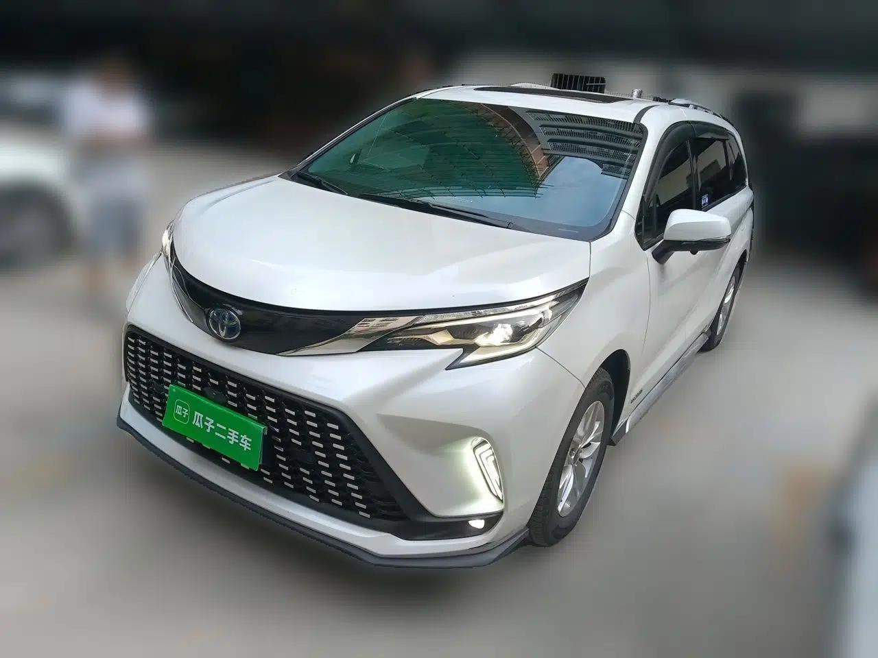Toyota Granvia 2023 2.5L Hybrid Comfort Edition — миниатюра 1