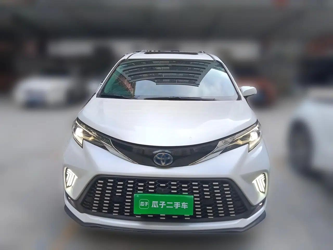 Toyota Granvia 2023 2.5L Hybrid Comfort Edition — миниатюра 2