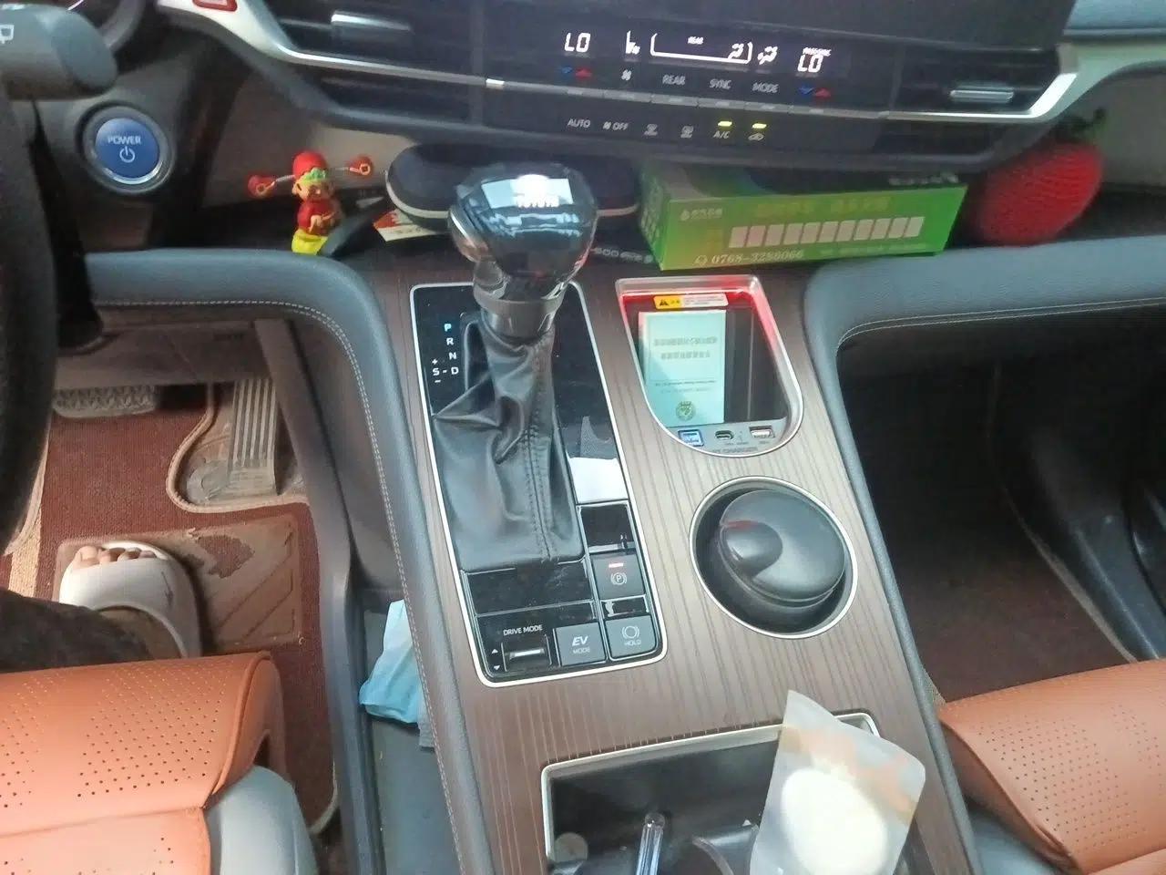 Toyota Granvia 2023 2.5L Hybrid Comfort Edition — миниатюра 13