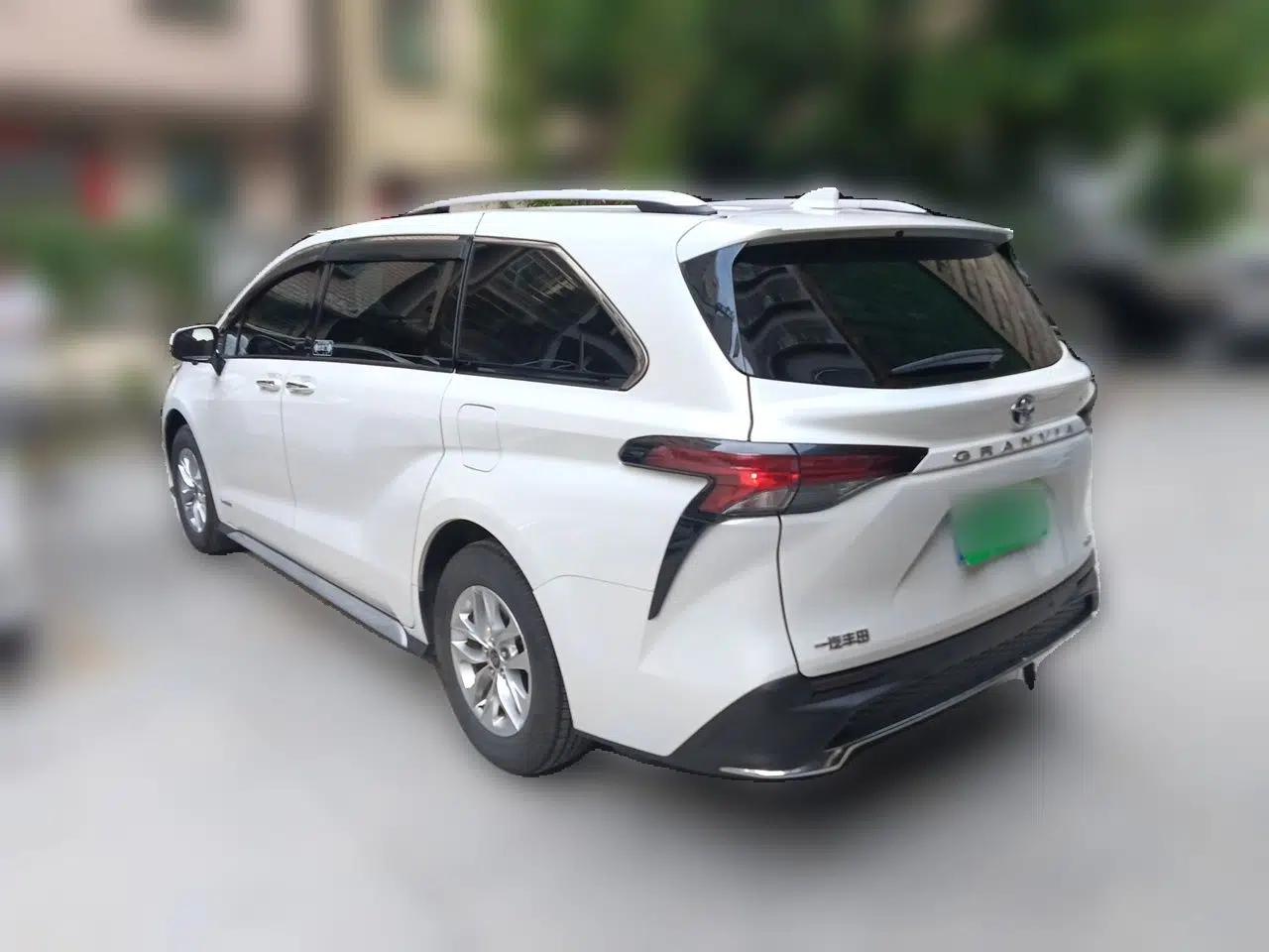 Toyota Granvia 2023 2.5L Hybrid Comfort Edition — миниатюра 4