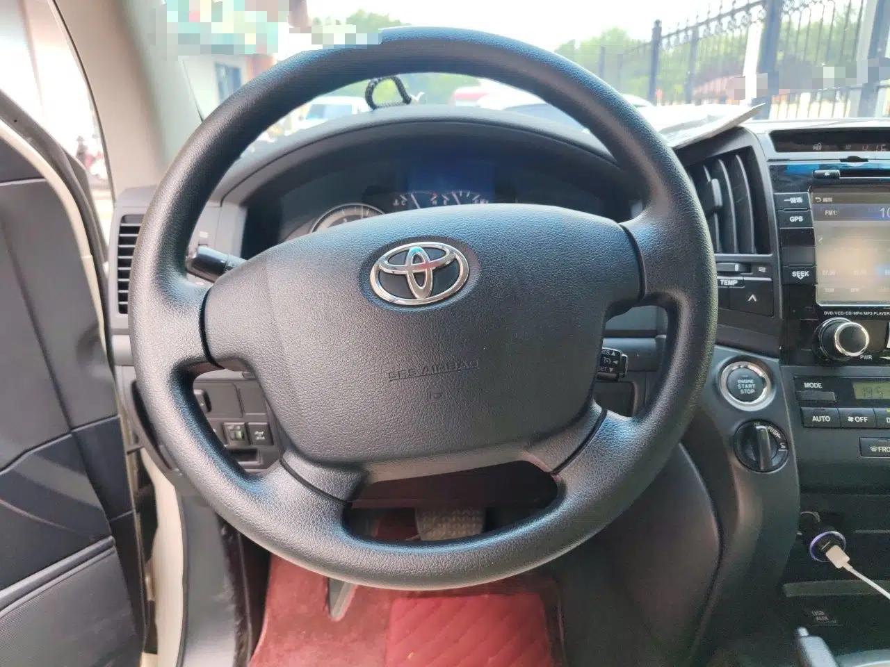 Toyota Land Cruiser Automatic all‑wheel drive, 4.0L, 8 seats, parallel import — миниатюра 10