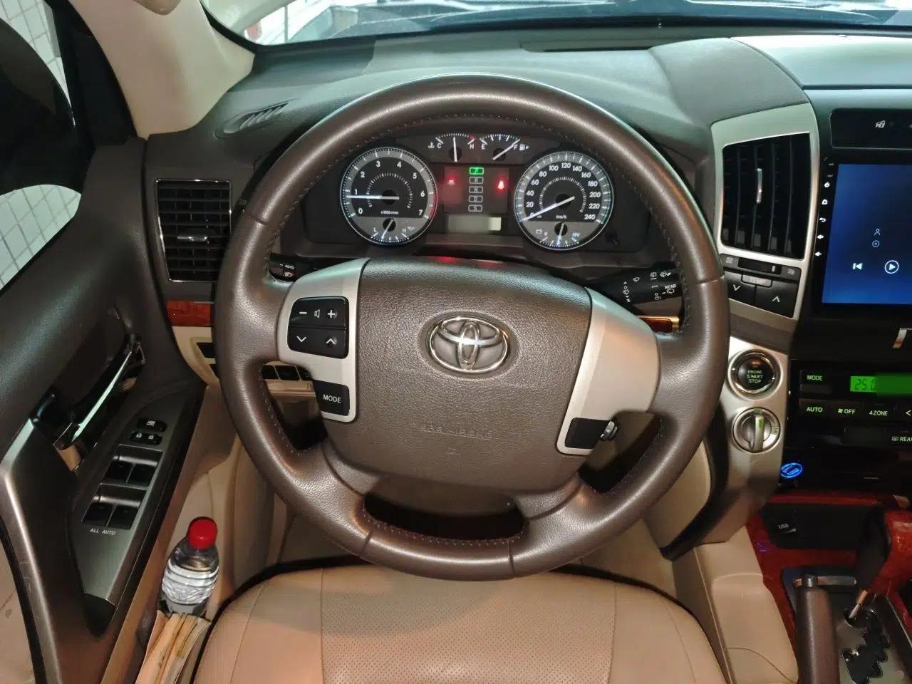 Toyota Land Cruiser 2012 4.0L Automatic VX — миниатюра 10