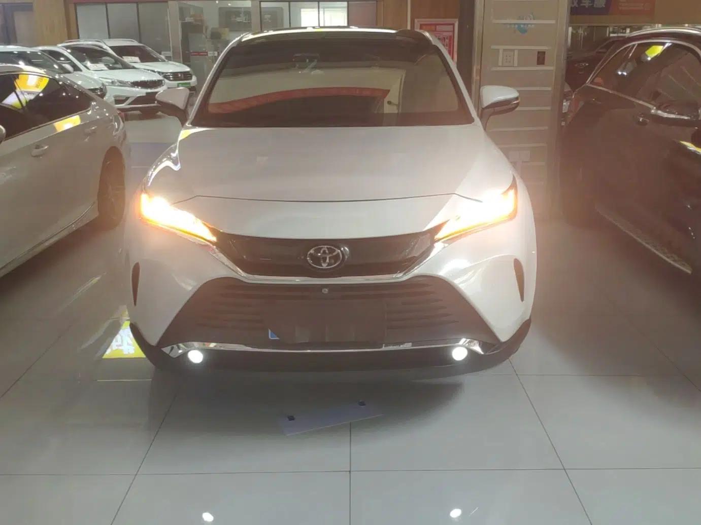 Toyota Harrier 2022 2.0L CVT Two-Wheel Drive Deluxe Edition — миниатюра 2