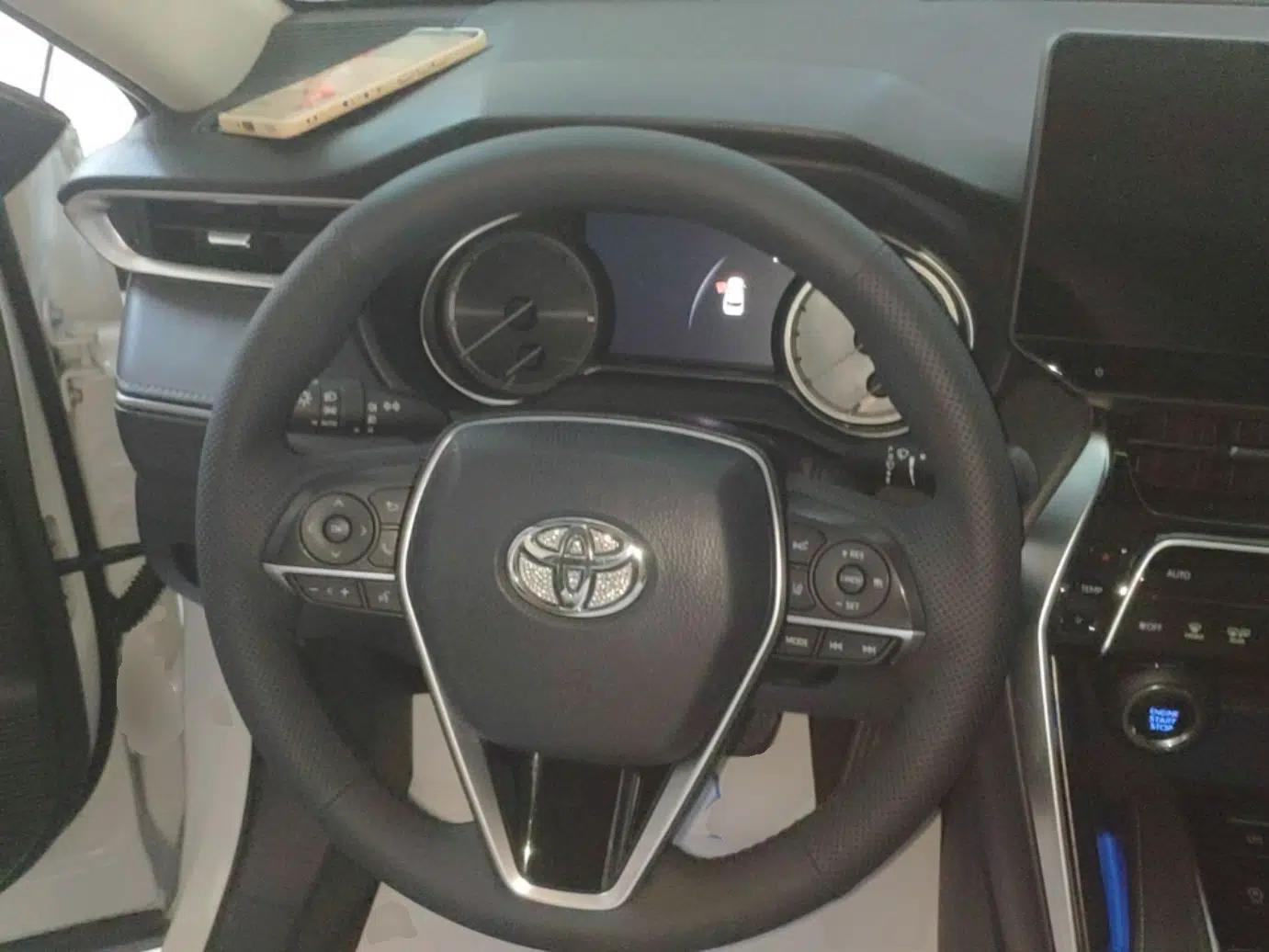 Toyota Harrier 2022 2.0L CVT Two-Wheel Drive Deluxe Edition — миниатюра 13