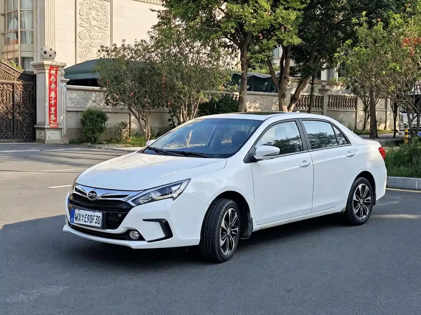 Qin New Energy 2015 1.5T Dual Crown Flagship Edition — миниатюра 1