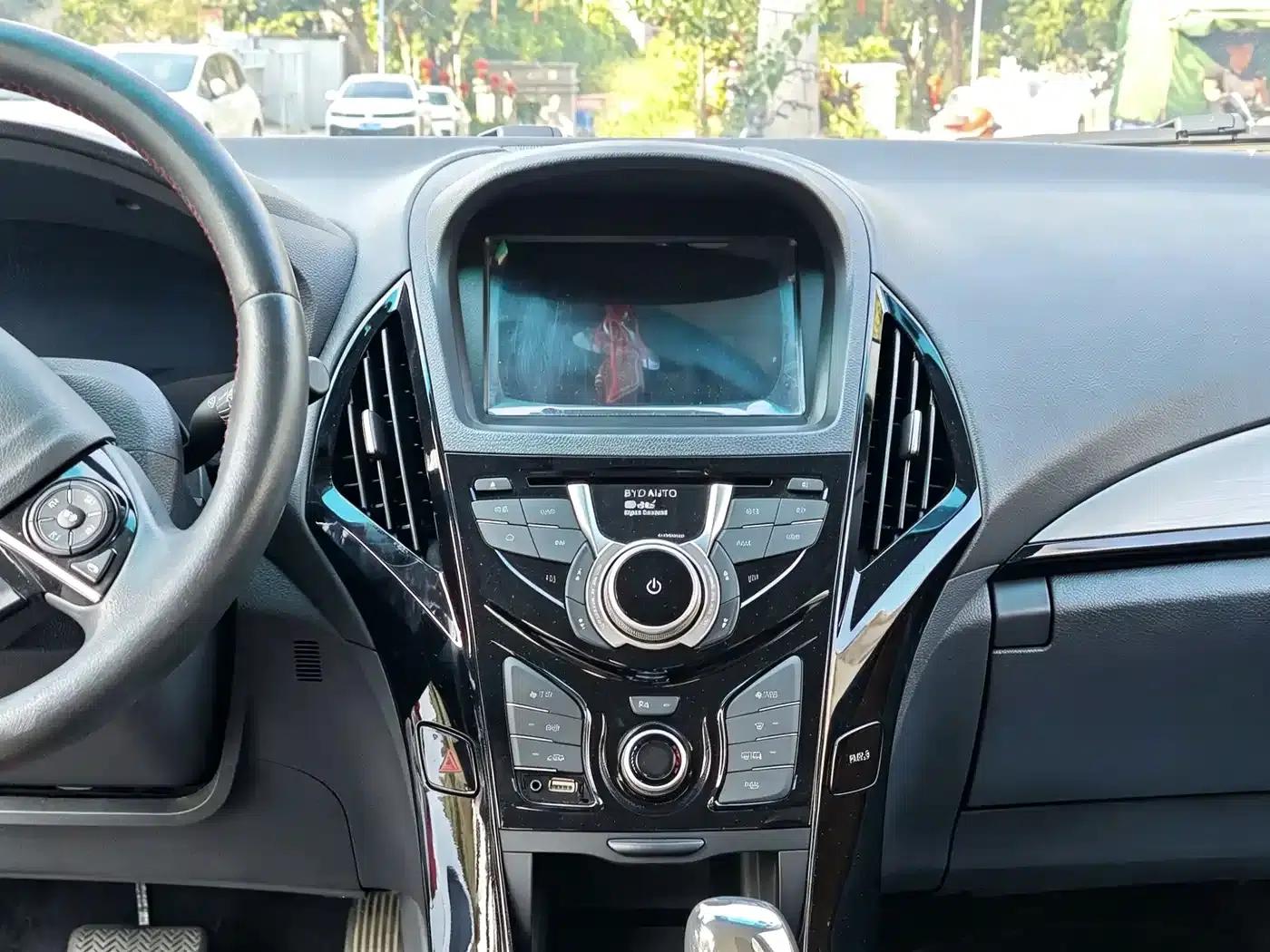 Qin New Energy 2015 1.5T Dual Crown Flagship Edition — миниатюра 12