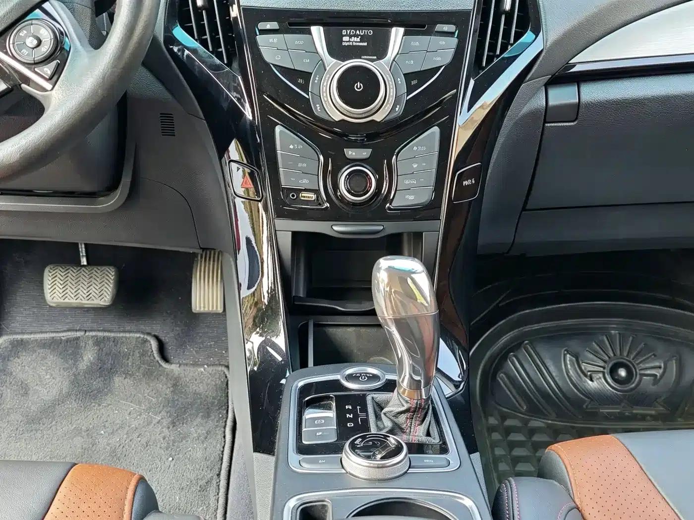 Qin New Energy 2015 1.5T Dual Crown Flagship Edition — миниатюра 13