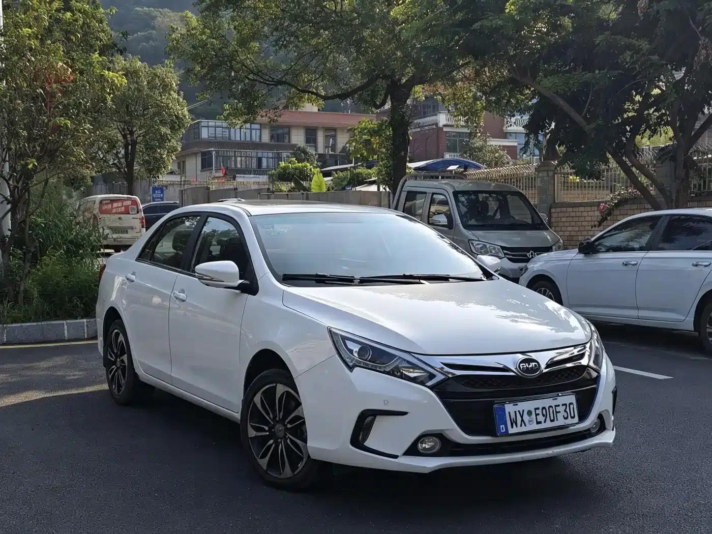 Qin New Energy 2015 1.5T Dual Crown Flagship Edition — миниатюра 3