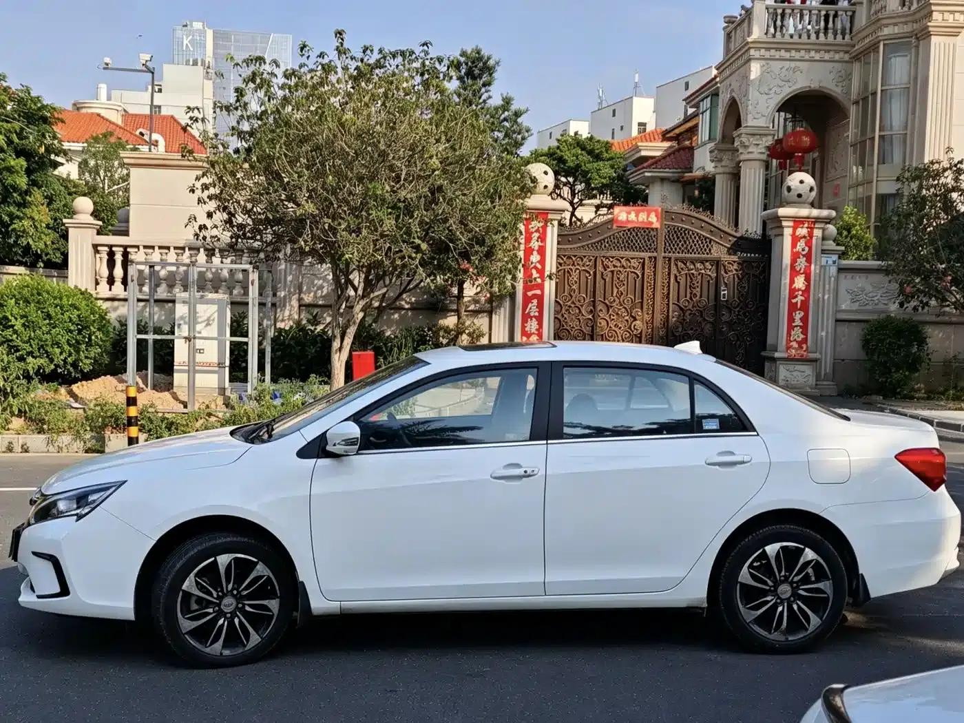 Qin New Energy 2015 1.5T Dual Crown Flagship Edition — миниатюра 7