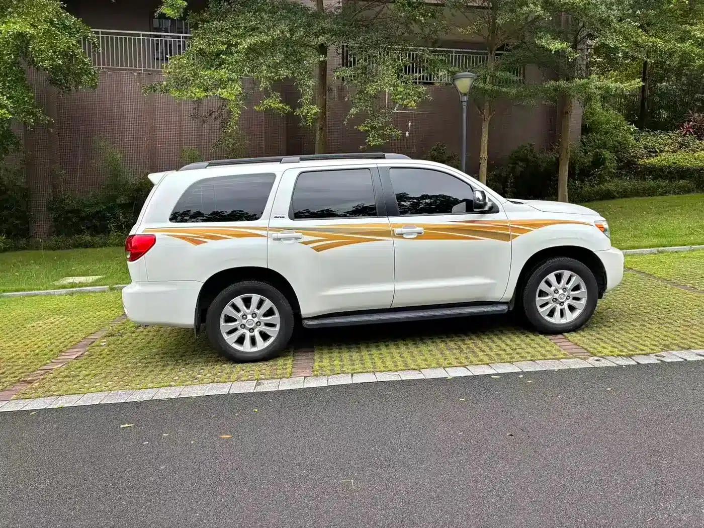 Sequoia 2010 5.7 Platinum Edition — миниатюра 4