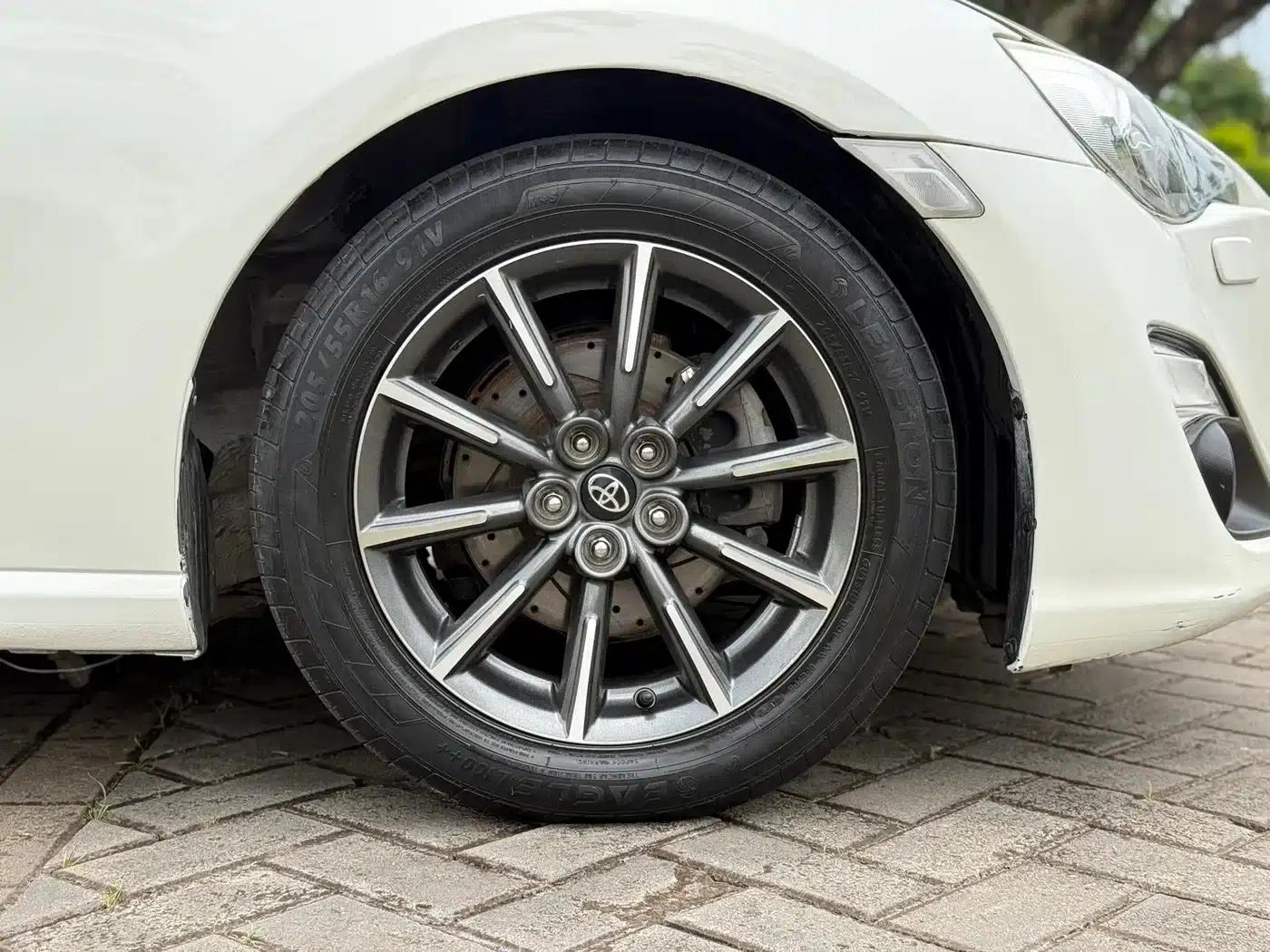 Toyota 86 2014 2.0L Automatic Luxury — миниатюра 5