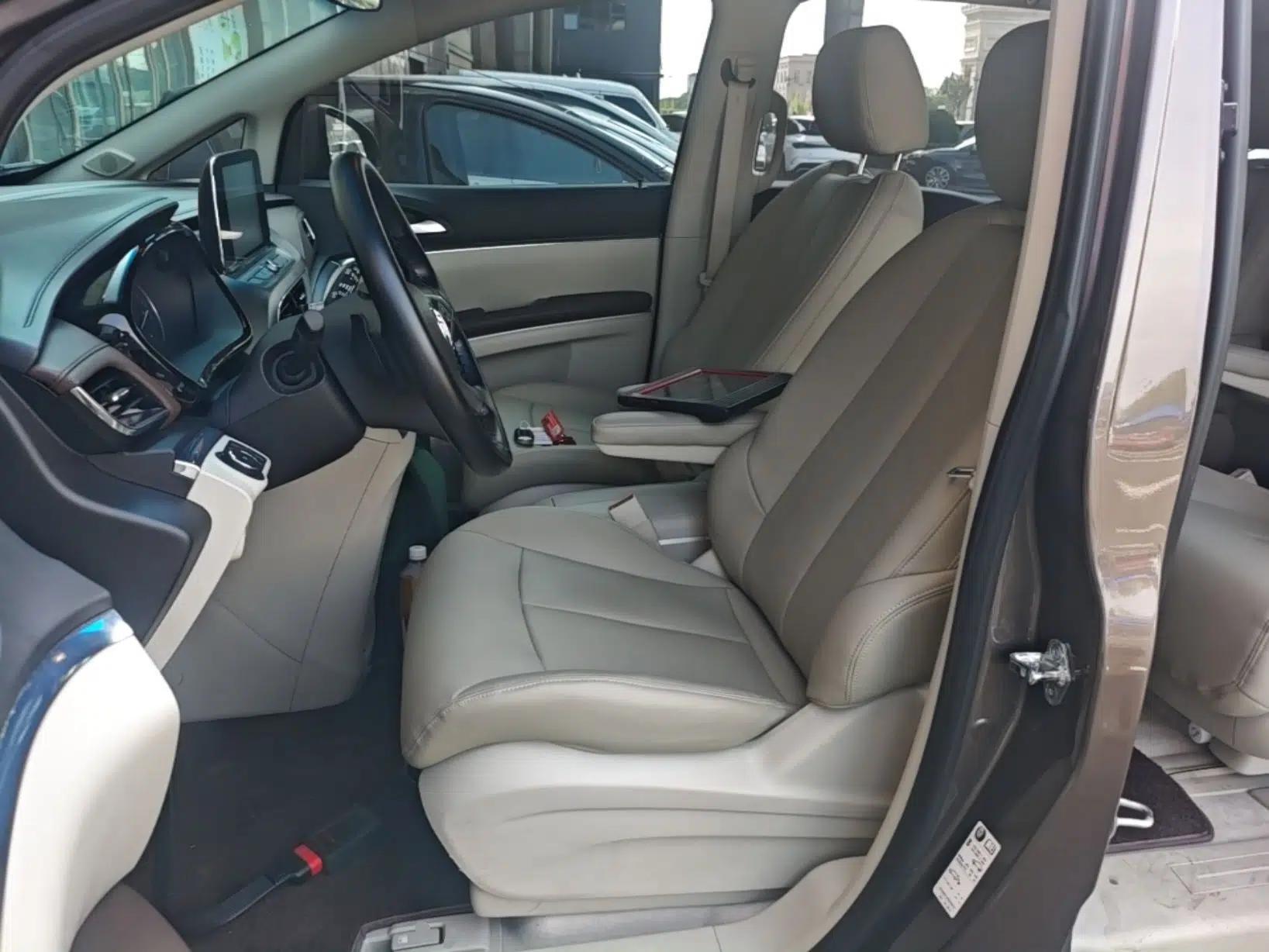 Buick GL8 2023 Land Executive Class Comfort Model — миниатюра 17