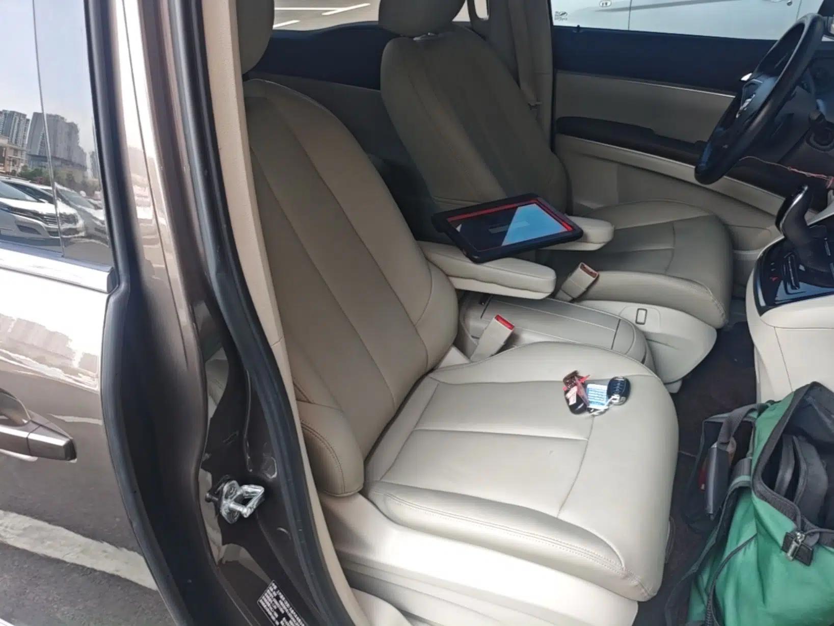 Buick GL8 2023 Land Executive Class Comfort Model — миниатюра 19