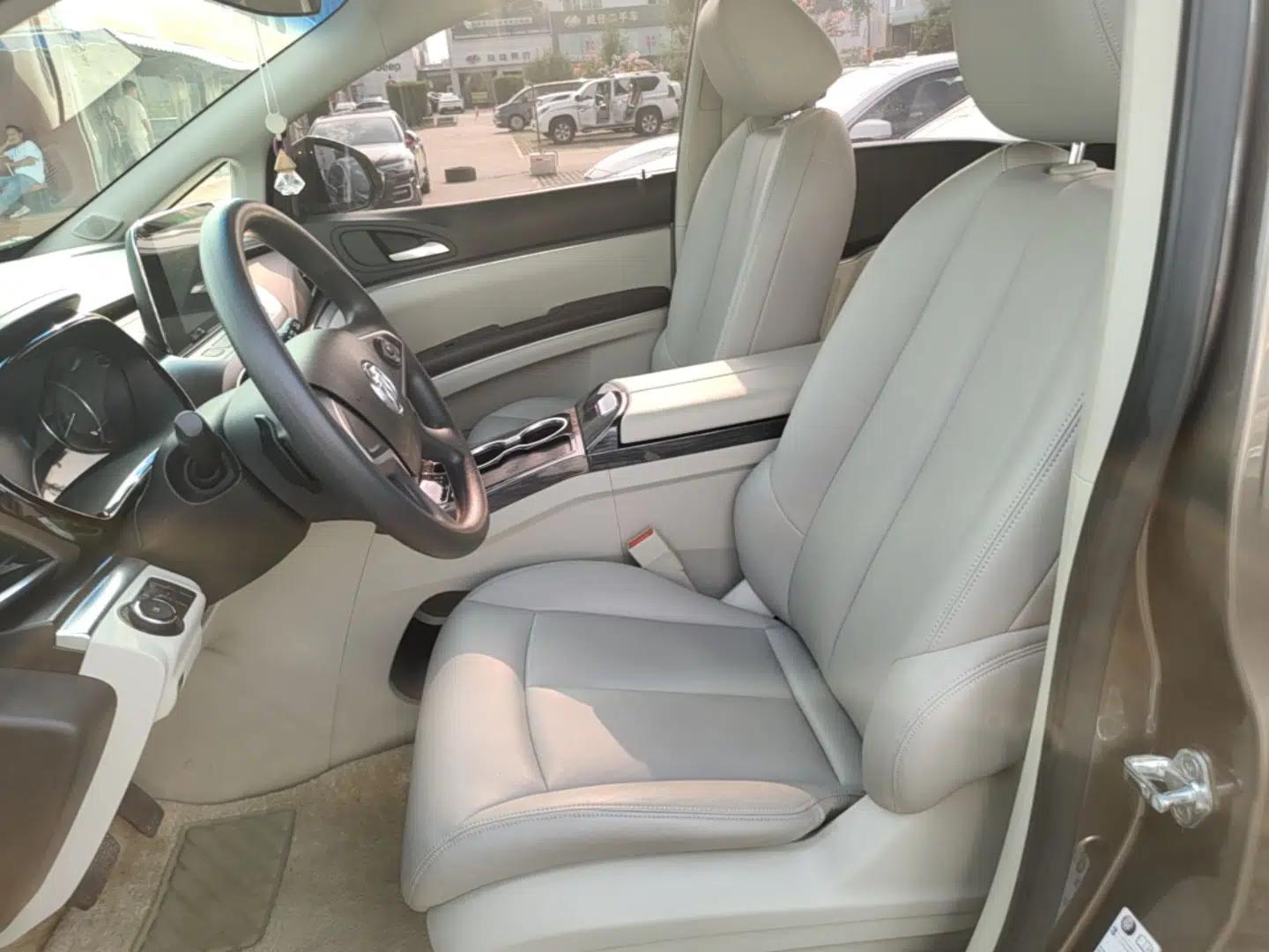 Buick GL8 2020 Land Cruiser Executive Class 652T Comfort Model — миниатюра 17