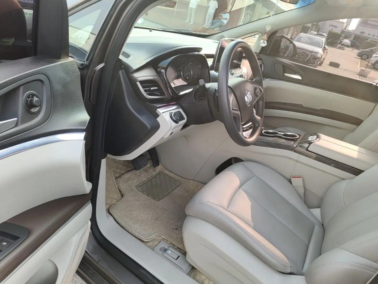 Buick GL8 2020 Land Cruiser Executive Class 652T Comfort Model — миниатюра 18
