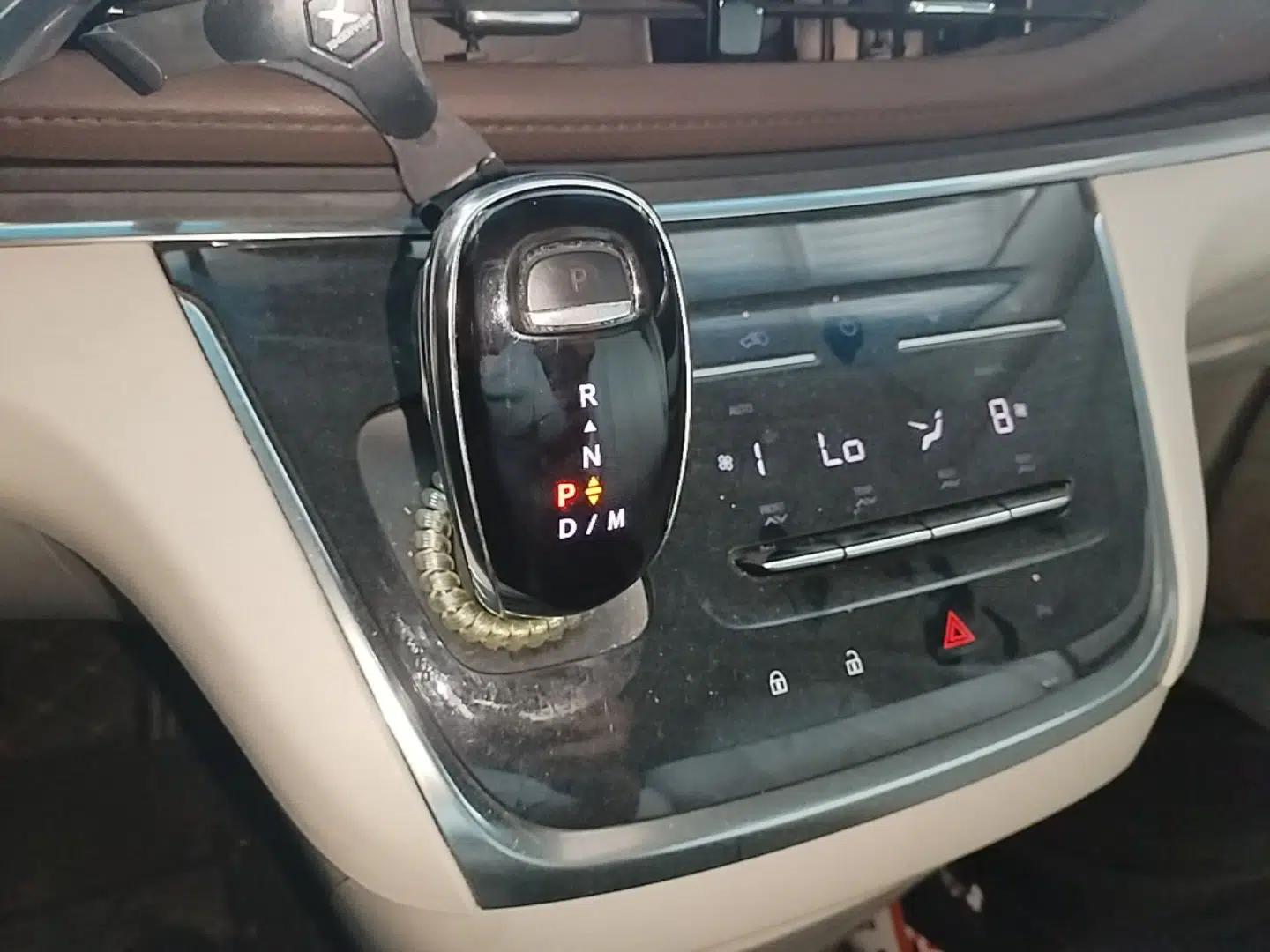 Buick GL8 2021 Land Cruiser Executive Class 652T Comfort Model — миниатюра 21
