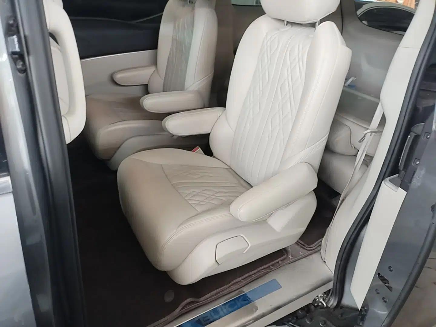Buick GL8 2021 Land Cruiser Executive Class 652T Comfort Model — миниатюра 25