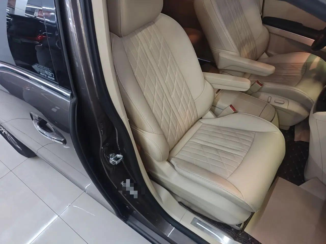 Buick GL8 2023 Land Executive Class Deluxe Model — миниатюра 24