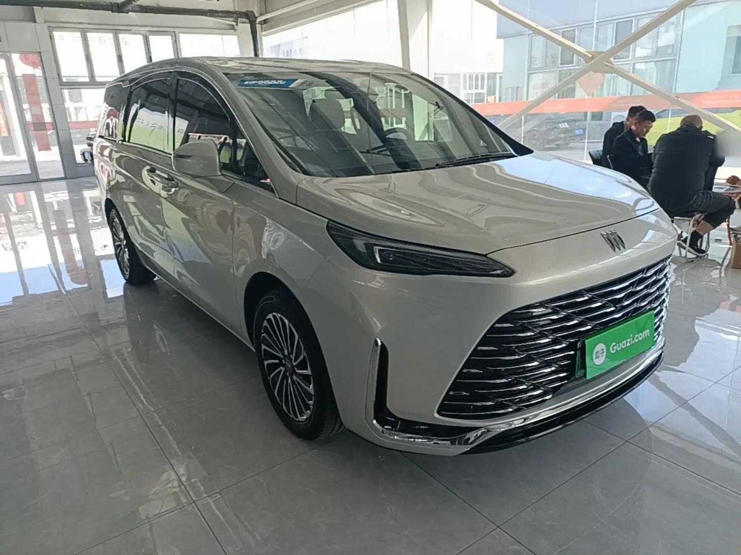 Buick GL8 New Energy 2025 Lu Shang Smart Enjoyment Edition 7-Seater — миниатюра 3
