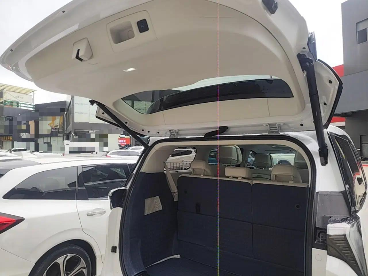 Buick GL8 New Energy 2024 Lu Zun Deluxe Edition 7-Seater — миниатюра 31